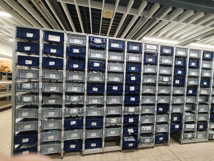 Configurable shelf system for your requirements. The boxes shown on the images are just for illustration, the kits don’t include them. 